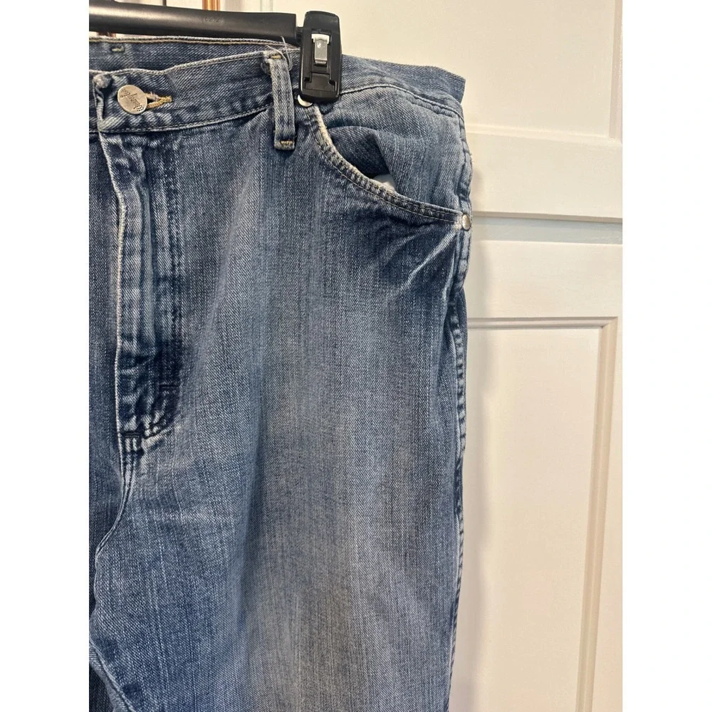 Wrangler Men's Blue Denim Jeans Size 38x32 Classic Fit Straight Leg western